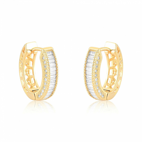 Argola Click Oval com Zircônias Baguete Central e Fileiras Laterais Cravejadas 16mm Folheada a Ouro 18k