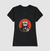 Camiseta feminina preta com estampa de um gato estilizado usando uma jaqueta preta, em um fundo vermelho circular.