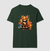 Camiseta masculina verde com estampa colorida de um gato estilizado sentado em um fundo vibrante de tinta.