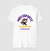 Camiseta branca masculina com estampa de um personagem fofo, um gato, segurando uma pasta e correndo, com a frase "Meu esporte é sempre atrasar".