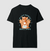 T-shirt masculina preta com estampa de um bulldog segurando batatas fritas, com a frase "Want some?"