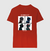 Camisa vermelha masculina com estampa de quatro personagens estilizados, incluindo gatos com o texto "GORIKATZ" e "LAZY DAYS".