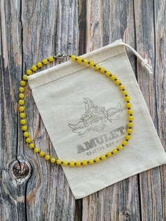 Collar amarillo vidrio y bronce en internet