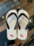 Chinelo Acostamento Branco com Tiras Pretas e Logo Vermelho - Acostamento