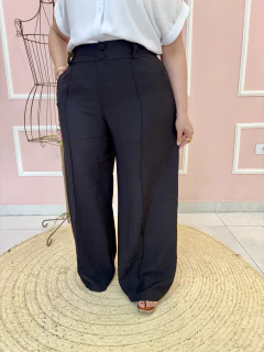 Pantalona Mariana Plus Size Crepe Marant Botão Duplo
