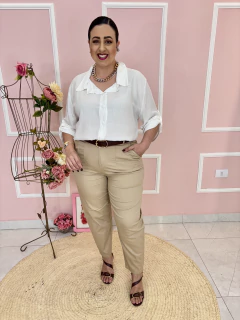 Calça Livia Plus Size Sarja Cenoura com Elastano e Pregas - comprar online