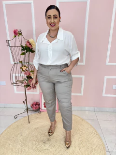 Calça Livia Plus Size Sarja Cenoura com Elastano e Pregas - comprar online