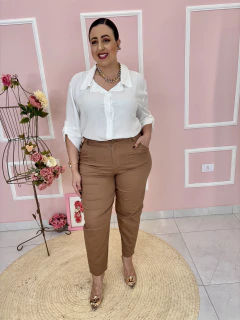 Calça Livia Plus Size Sarja Cenoura com Elastano e Pregas - loja online