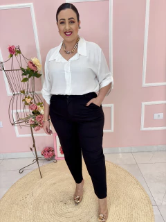 Calça Livia Plus Size Sarja Cenoura com Elastano e Pregas