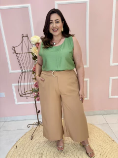 Blusa Viscolinho Regata Decote Redondo Detalhe de Botão Plus Size