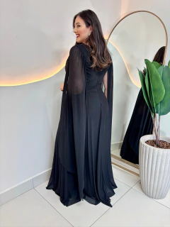 Vestido Paris Tule Decote Transpassado Manga Capa Plus Size - Madê Curves