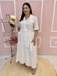 Vestido Cibele Crepe Listrado Botões na Frente Detalhe no Bolso Cinto Faixa Plus Size