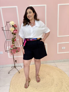 Shorts Gabardine Alfaiataria com Bolso e Vinco Plus Size - Madê Curves