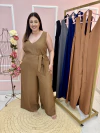 Macacão Melina Gabardine Regata Decote V Pantalona com Cinto Faixa Plus Size - comprar online