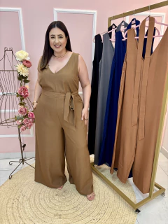 Macacão Melina Gabardine Regata Decote V Pantalona com Cinto Faixa Plus Size - comprar online