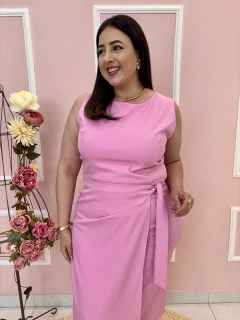 Vestido Verônica Gabardine Regata e Detalhe Transpassado na Saia com Amarração Plus Size - loja online