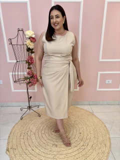 Vestido Verônica Gabardine Regata e Detalhe Transpassado na Saia com Amarração Plus Size na internet