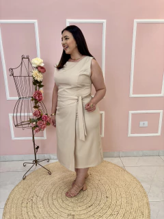 Vestido Verônica Gabardine Regata e Detalhe Transpassado na Saia com Amarração Plus Size