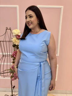 Vestido Verônica Gabardine Regata e Detalhe Transpassado na Saia com Amarração Plus Size na internet