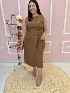 Vestido Verônica Gabardine Regata e Detalhe Transpassado na Saia com Amarração Plus Size - loja online