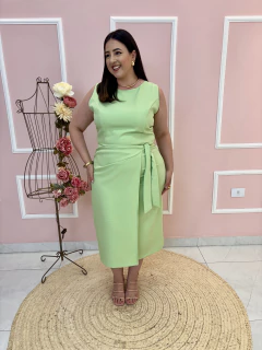 Vestido Verônica Gabardine Regata e Detalhe Transpassado na Saia com Amarração Plus Size