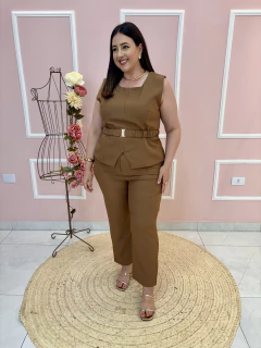 Conjunto Monalisa Gabardine Alfaiataria Calça com Cinto e Blusa Ziper Costas Plus Size na internet