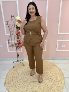 Conjunto Monalisa Gabardine Alfaiataria Calça com Cinto e Blusa Ziper Costas Plus Size - comprar online
