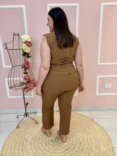 Conjunto Monalisa Gabardine Alfaiataria Calça com Cinto e Blusa Ziper Costas Plus Size