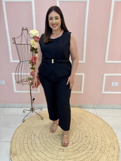 Conjunto Monalisa Gabardine Alfaiataria Calça com Cinto e Blusa Ziper Costas Plus Size