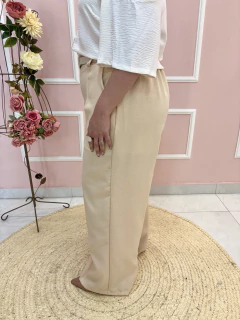 Pantalona Plus Size Linhão Botão Encapado - Madê Curves