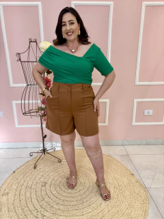 Blusa Sara Canelada Manga Curta Recorte Assimétrico Plus Size - Madê Curves