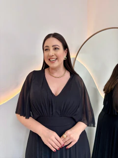 Vestido Milão Tule Decote V Com Franzido Manga Curta Plus Size - Madê Curves