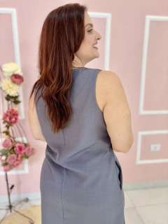 Vestido Andressa Regata Curto Evasê Ziper nas Costas Bolso Plus Size na internet