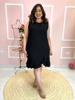 Vestido Liz Curto Crepe Marant Regata Barra Babado Duplo Plus Size - comprar online