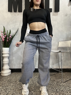 jogger Astrid con puño en internet