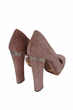 Scarpin Prada na internet