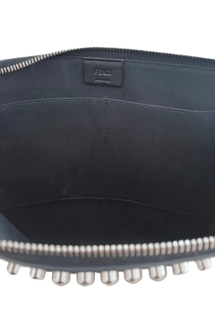 Clutch Fendi na internet
