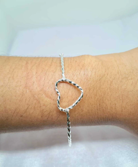 Bracelete aro torcido com coração torcido no meio Prata925
