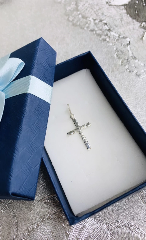 Pingente Cruz lateral ondulada cristo meio PP