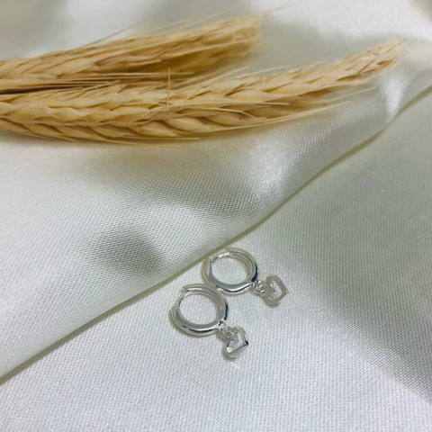 Argola lisa mini coração vazado pendente Prata925