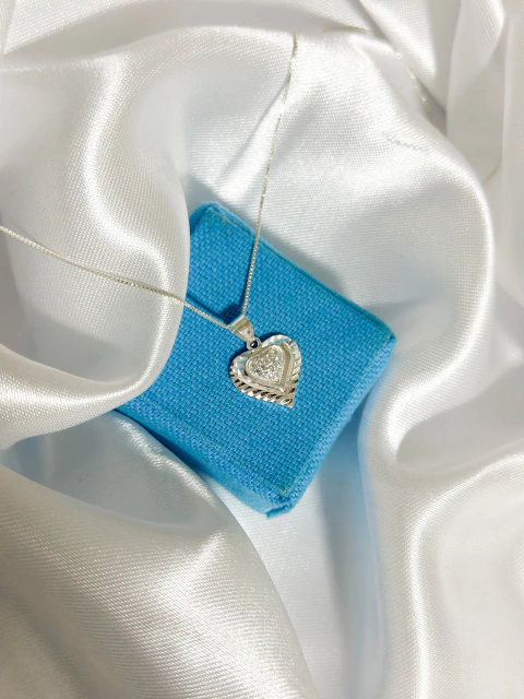 Pingente de Prata Coração borda trabalhada meio microzirconia