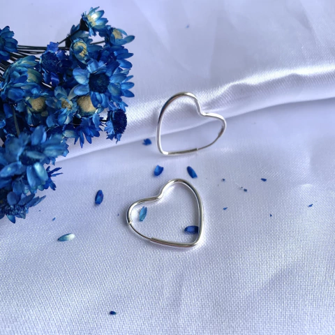 Argola coração médio 2.5cm fio liso Prata925