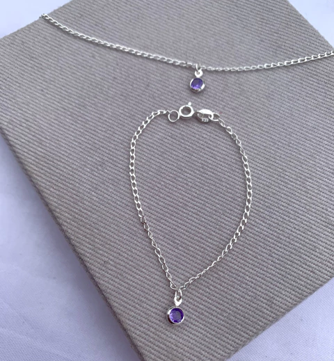Pulseira infantil com uma zircônia lilás pendente no meio prata 925