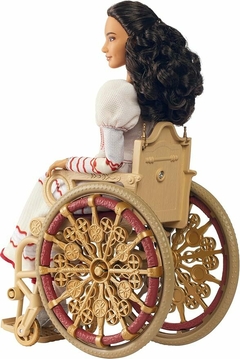 PRÉ ENCOMENDA - Boneca Nessarose Fashion Doll e acessórios, incluindo cadeira de rodas - WICKED na internet