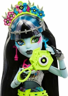 PRÉ ENCOMENDA - Boneca Monster High Monster Fest, Frankie Stein com roupa glamourosa - ORIGINAL - comprar online