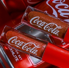 PRÉ ENCOMENDA, Conjunto 3 Gloss Labial CoCa-Cola X Glamlite - Butterflies Perfumes