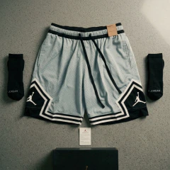 IMPORTADO SHORT JORDAN CELESTE CON NEGRO - tienda online