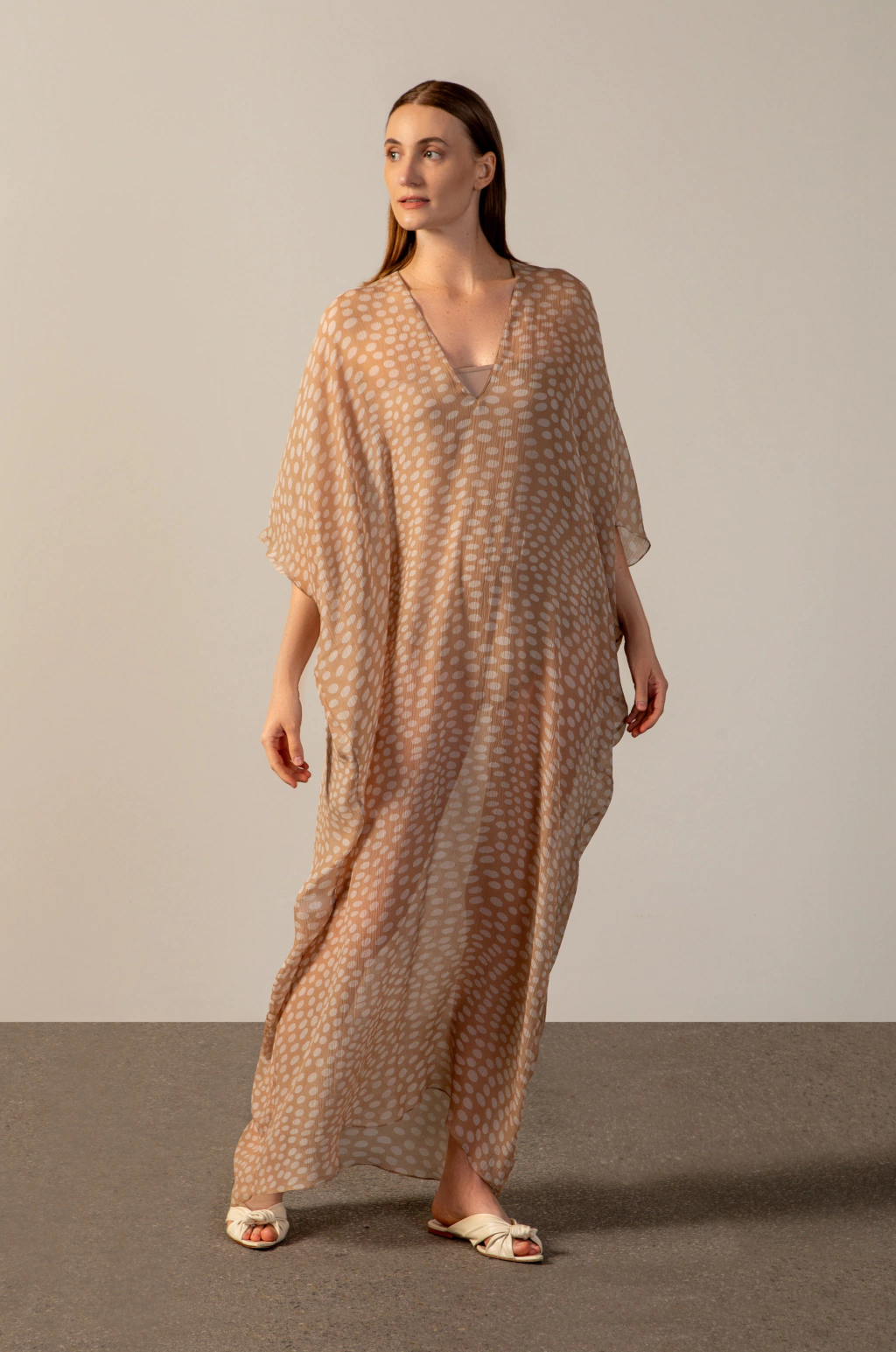 KAFTAN LONGO DECOTE CANOA BEGE POIS ADRIANA DEGREAS