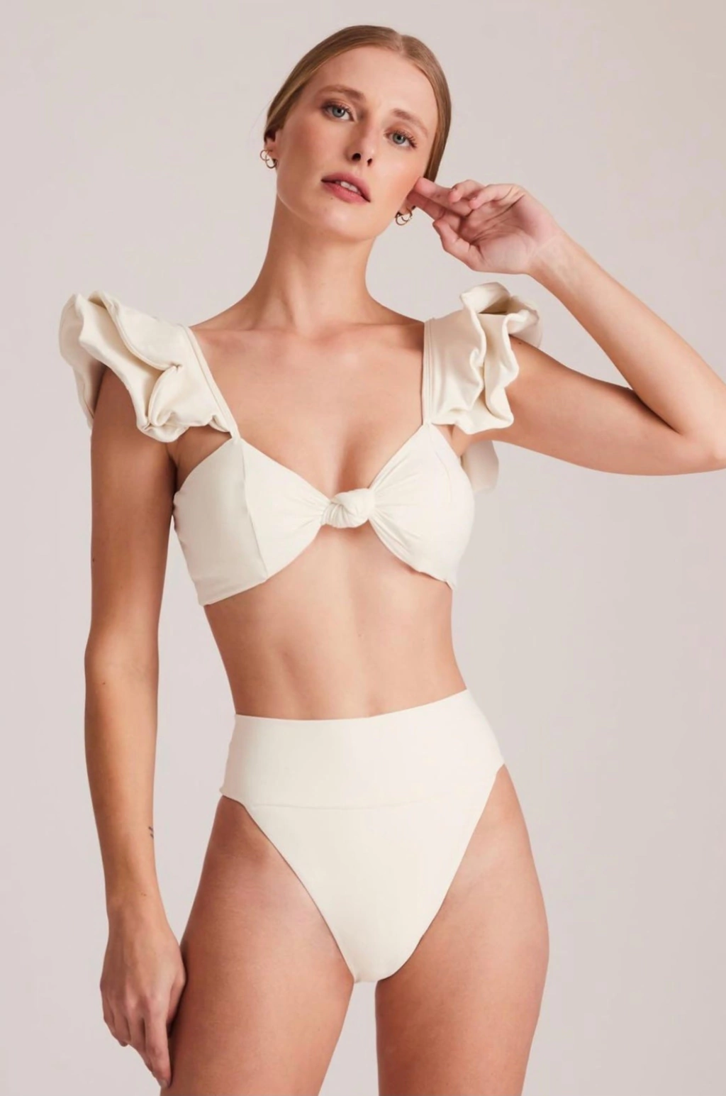 TOP NÓ FRONTAL BABADO E CALCINHA HOT PANTS OFF WHITE OSTRA