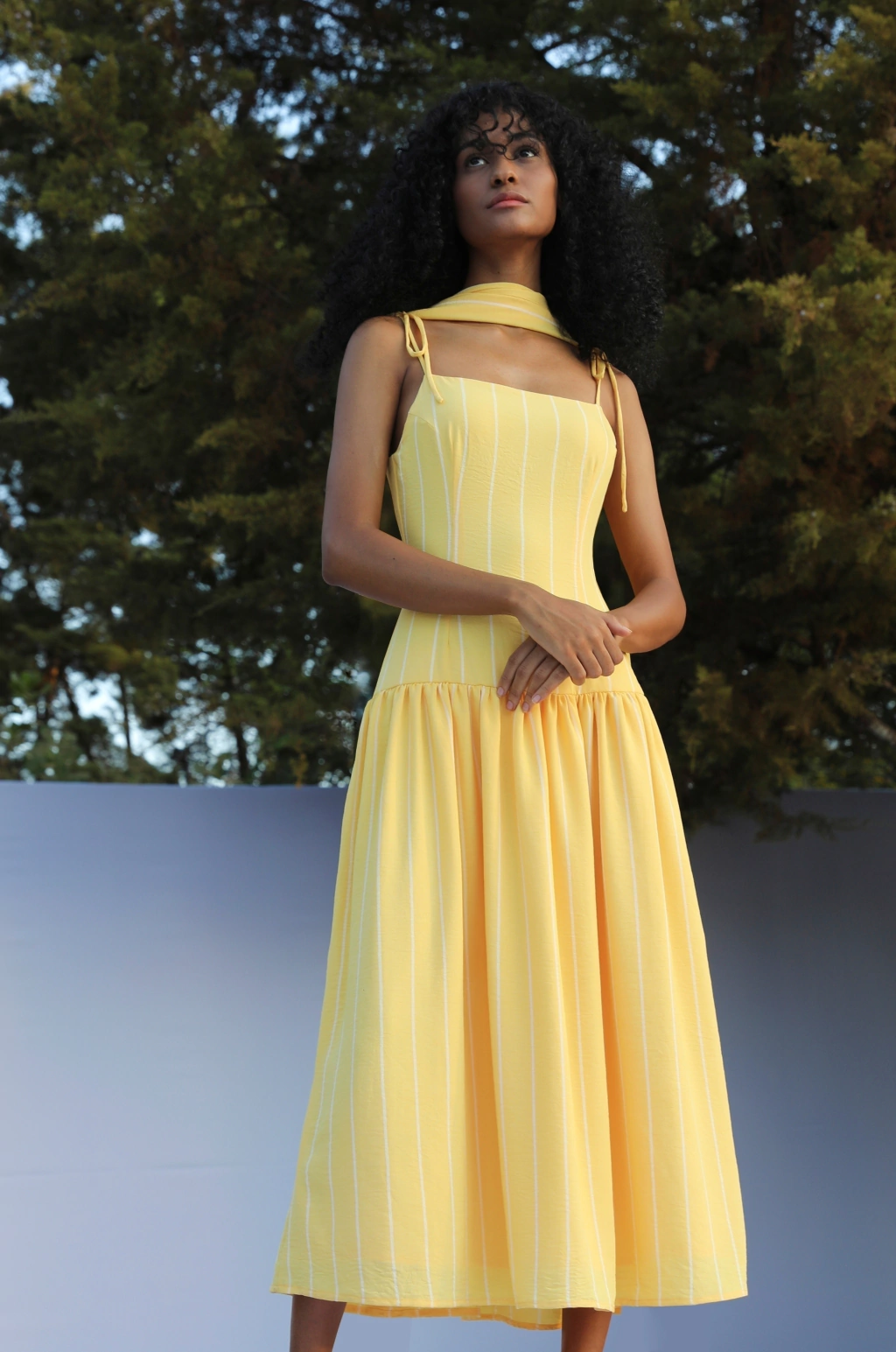 VESTIDO MIDI FRANZIDO LE JEU LISTRAS AMARELAS OSTRA